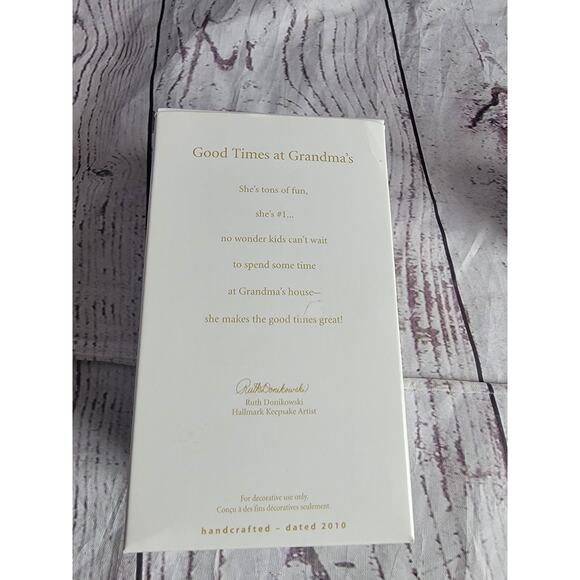 2010 Hallmark Keepsake “Good Times at Grandma's” Christmas Ornament house - Picture 11 of 11